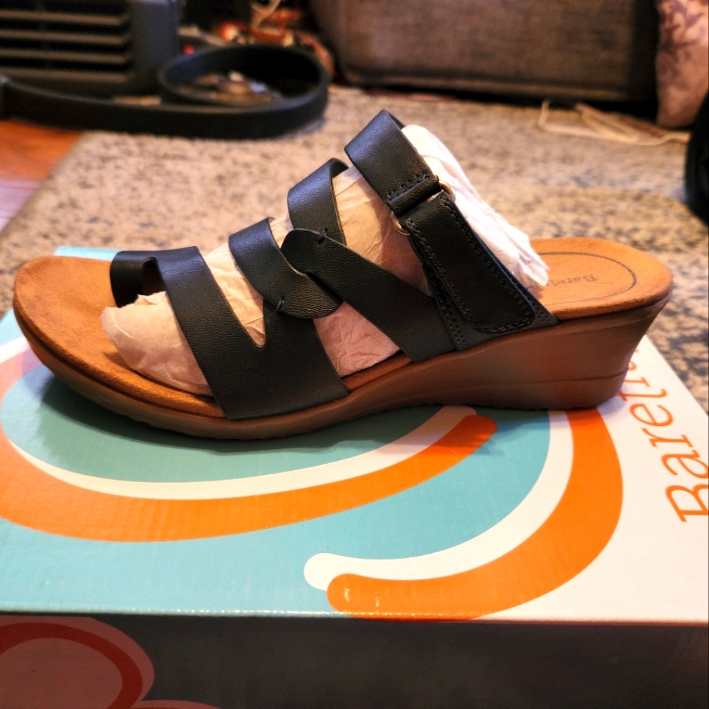 Navy/Blue Baretraps wedges size 8.5